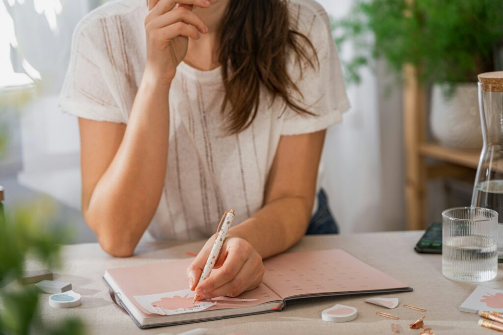 Mulher organizando seu calendário de saúde e planejamento para engravidar em 2026, simbolizando o início do preparo pré-concepcional.